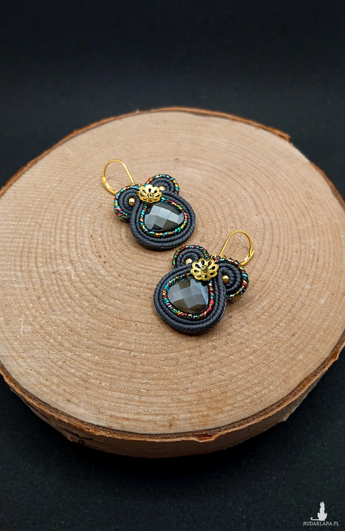 Szaro-kolorowe małe kolczyki sutasz